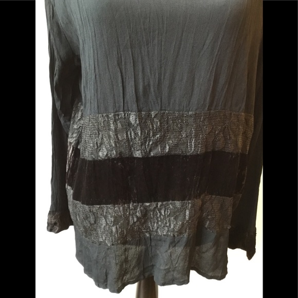 Chianna Black rayon crepe and velvet pullover top - Picture 3 of 7